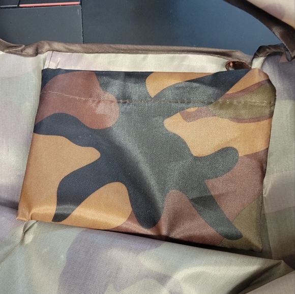 Camouflage 21" Tote Bag Folds into itself - Picture 3 of 5